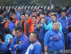 激情远征！超过2000球迷随申花赴横滨，全队士气高涨动力十足