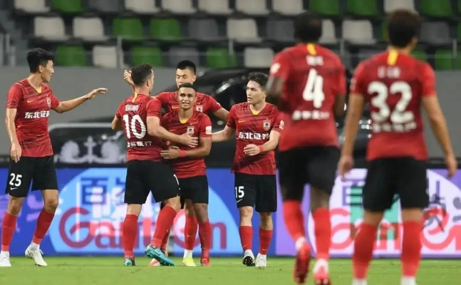 记者热议亚冠,中超球队面临鸡肋困境,食之无味弃之可惜