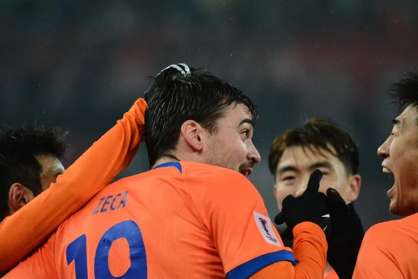 亚冠激战!泰山3-1力克光州,泽卡克雷桑传射建功,刘洋失误送礼