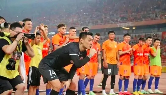 亚足联官方宣布处罚,泰山球迷展示不当横幅,被罚款6000美元