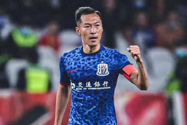 足球赛场风云突变,汪海健、谢鹏飞挺身而出,顶替马杜、特谢拉出战