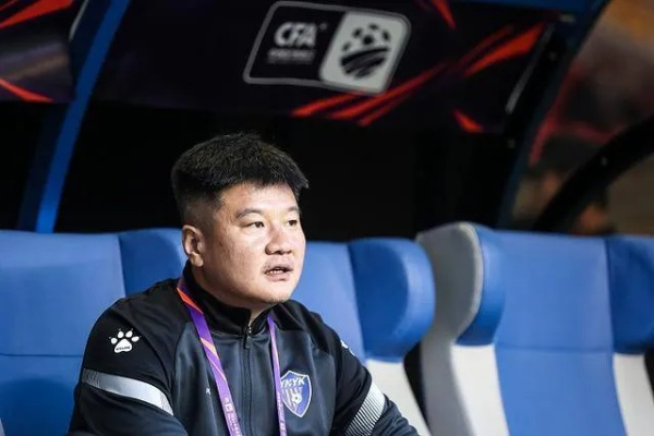 官方宣布,李金羽出任辽宁铁人主帅,前云南玉昆教头回归绿茵战场